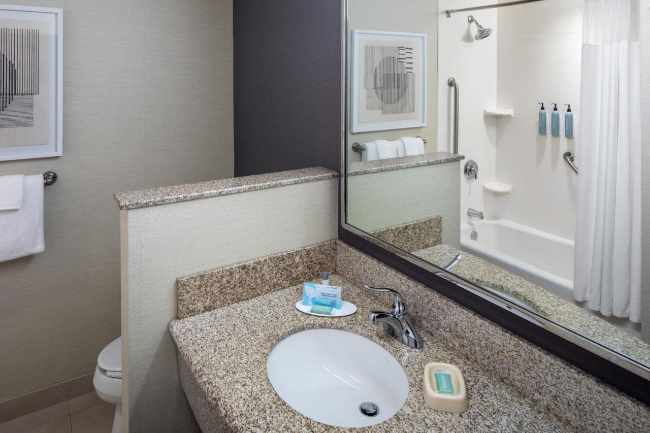 Courtyard By Marriott Charleston Downtown/Civic Center Hotell Exteriör bild