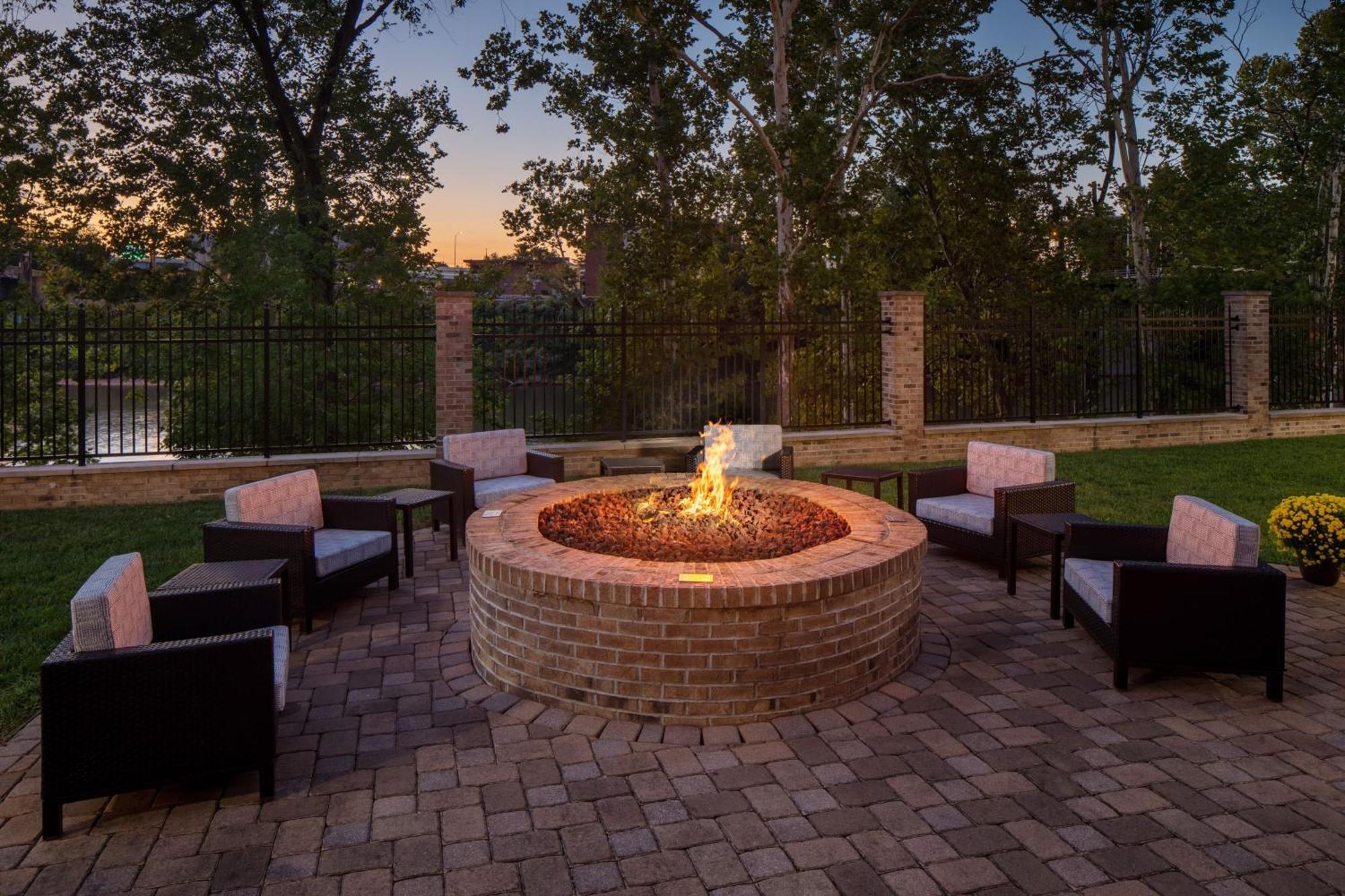 Courtyard By Marriott Charleston Downtown/Civic Center Hotell Exteriör bild